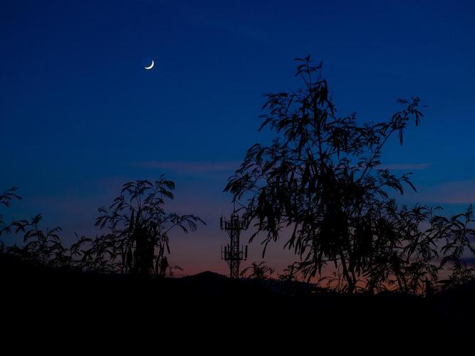 天空很浪漫 月牙很温柔