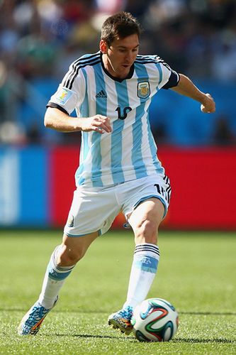 图注:外脚背运球(梅西)