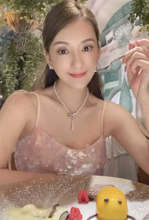 34岁天王嫂方媛补办生日!穿亮片粉裙贵妇范十足,却被网友嘲土气