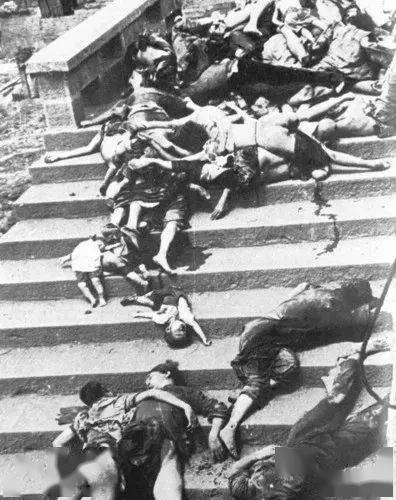 日军炸弹击中重庆一防空洞,炸死和窒息至死约700人,其状惨不忍睹.