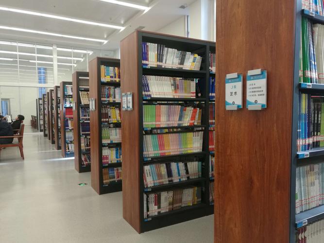 盘锦市兴隆台区图书馆自拍