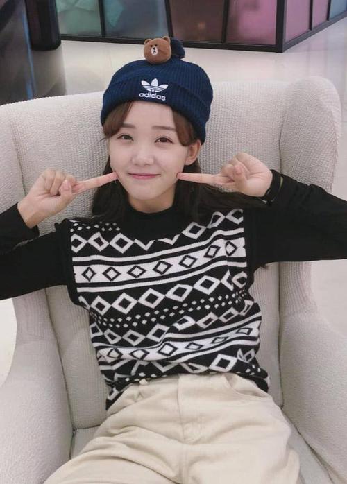 小白鞋别再搭小白袜了,学吕小雨配"萝卜袜",秒变校园女神!