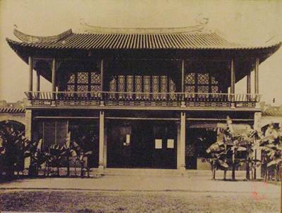 在云南昆明的黑龙潭,笔者曾见到残碑一块,记1838年(道光十八年)建筑