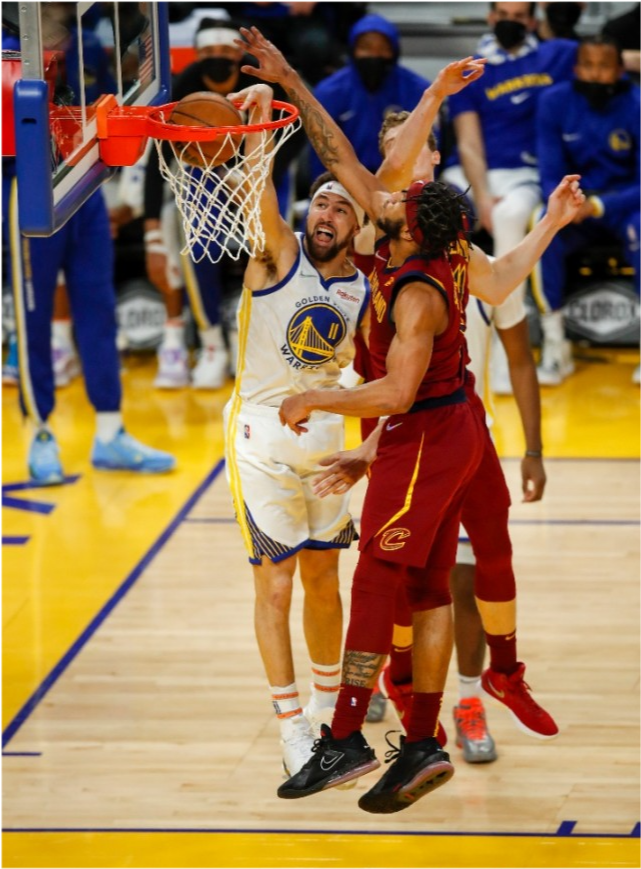 汤普森回归首战17分连创两大里程碑三分暴扣封盖样样俱全