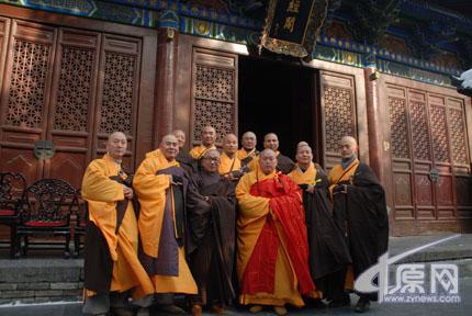 韩国新戒得到少林寺方丈释永信师父亲自发给的衣钵.