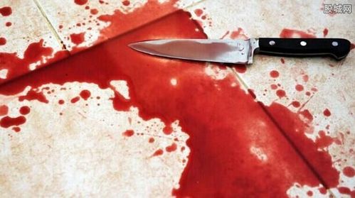 女孩颈部插水果刀 衣服被扒光身体不停出血太恐怖