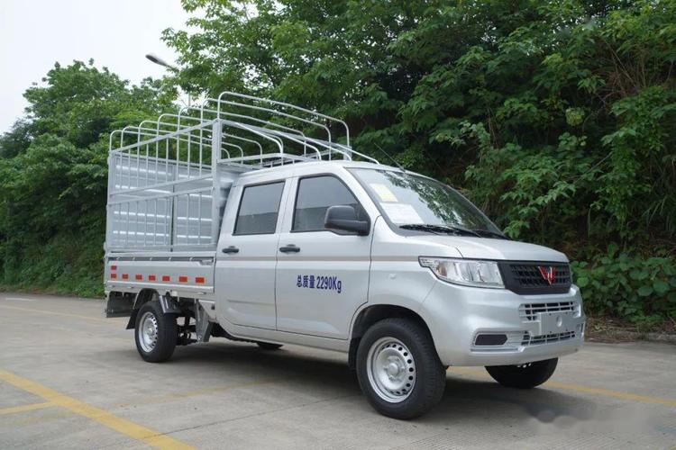 五菱爆款新车,首批1800台侧翻转加强型仓栅车交付!