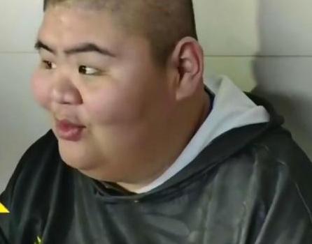 他是"中国第一胖子"王浩楠,重668斤为爱减肥,现状生活怎样