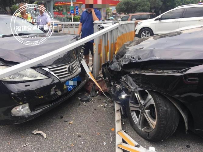 突发福州二环路一奔驰撞断护栏又连撞多车奔驰司机不知道什么情况