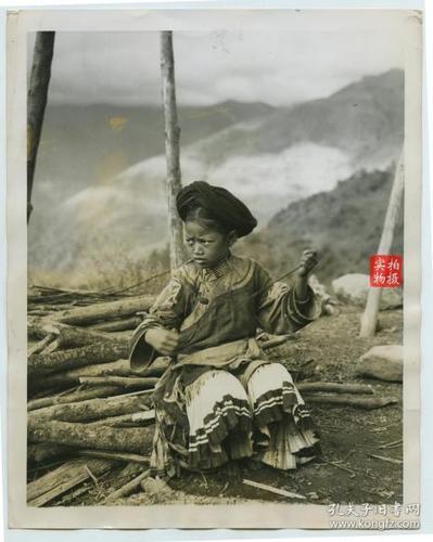 民国1946年西康省少数民族彝族年轻女孩肖像老照片,现在的四川一带
