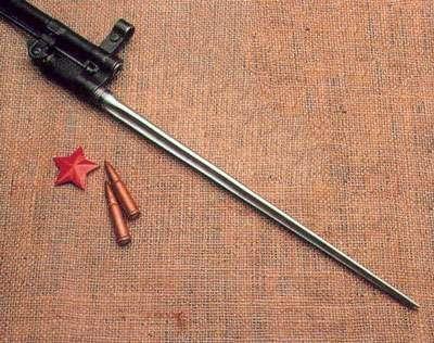 初期的56式步枪采用前苏联制的可抽取式刺刀.