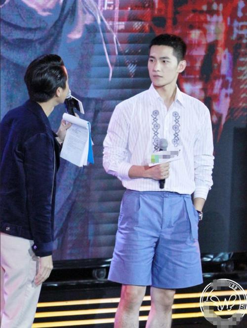 杨洋泰国粉丝见面会!"毛发旺盛"引热议,网友:长错了脸