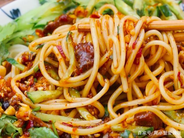 五分钟就可以做好的凉面,酸辣过瘾口味丰富,每一口都是超满足