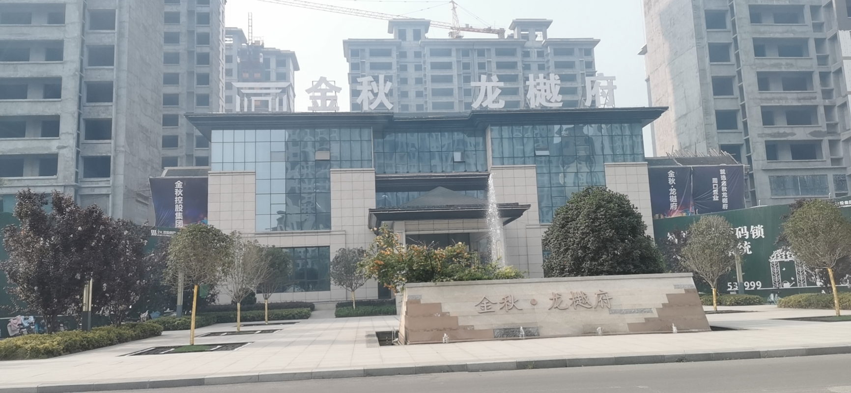 突发!金秋龙樾府周口一在建项目工地起火,浓烟冲天,伤亡不详