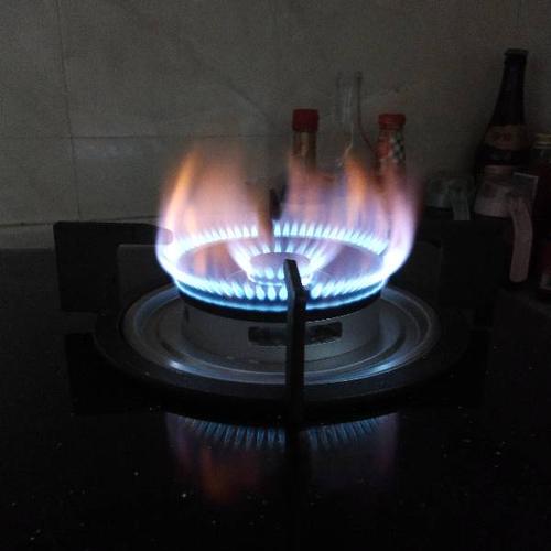 这煤气灶火焰正常吗?