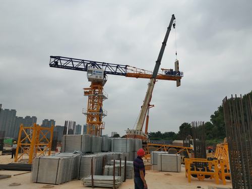 11/17,地铁12号线项目安装第二台型号为陕建stg7528塔吊