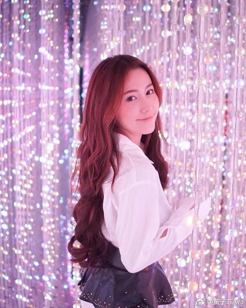原创天后歌手,离异网红,妙龄美女,一个月三次绯闻,风流是遗传吗?
