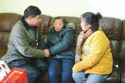 母亲找养女借钱养女将她赶出家仍给她一双破鞋回家一穿鞋傻啦