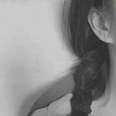 一个人黑白伤感头像孤独 看淡所有的不辞而别,女生