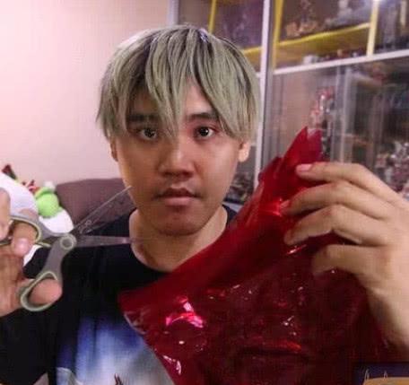 泰国小哥哥cos轰焦冻惹争议,看到成品的那刻,漫迷们都