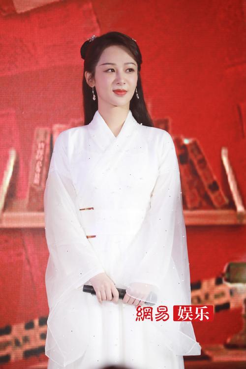 杨紫穿白纱古装还原白蛇造型清新俏丽