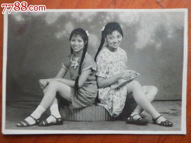 50—60年代背靠背穿裙子的美女_价格8元_第1张_中国收藏热线
