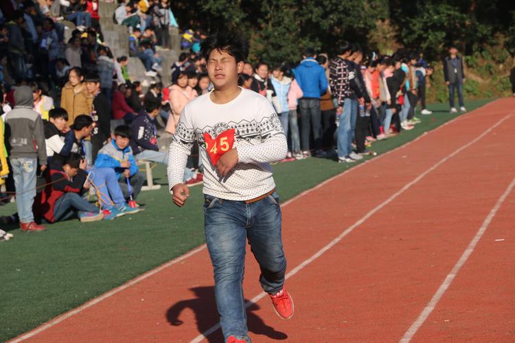 余江县第二中学2015年12月17日,18日举行冬季田径运动会