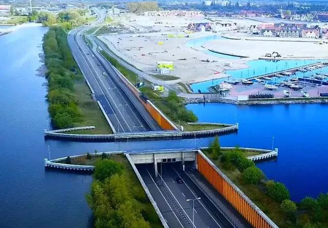 荷兰最独特的一条公路冲入河中的视觉感车辆从水下驶过