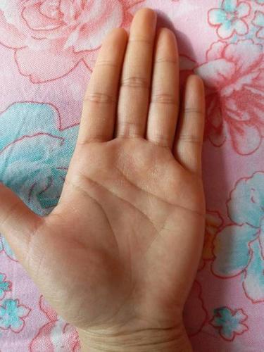 哪位位老师懂手相帮忙看一下,两个手都是川字纹,看不懂.不知道好不好
