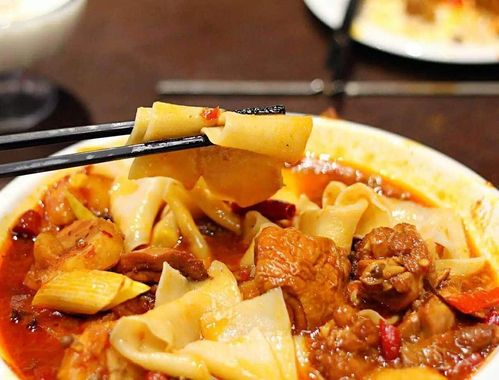 大盘鸡以粗犷,美味,豪放以及鸡肉的原香著称.