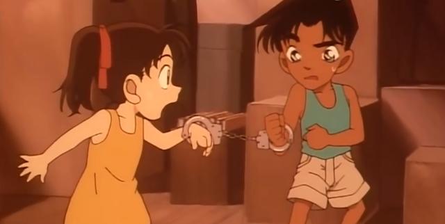 平次和和叶小时候的一次贪玩,不小心将平次父亲的旧手铐拷到了他俩的