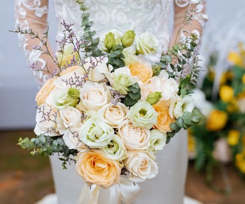 最后我没有安排扔手捧花的环节,我的手捧花是妈妈亲手帮我在娘家做好