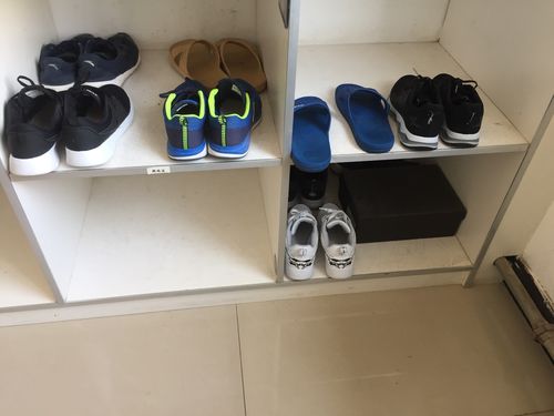 男生鞋柜保持较好的