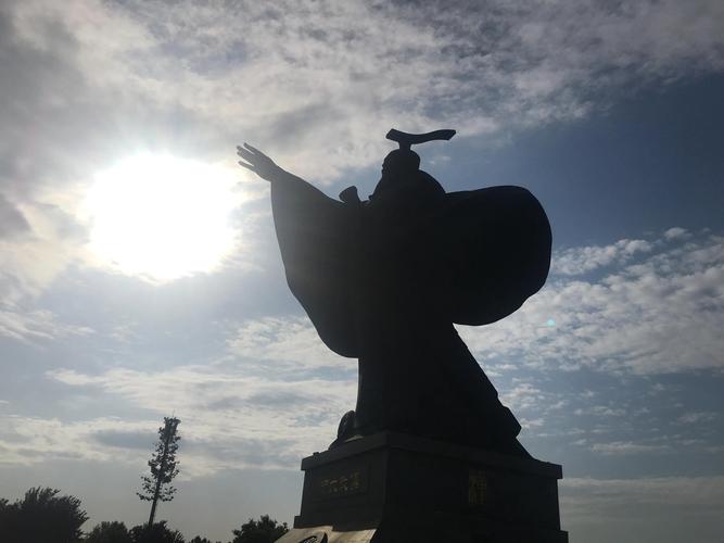 西安汉城湖国内最大皇帝雕像汉武大帝尽显强盛大国辉煌伟业