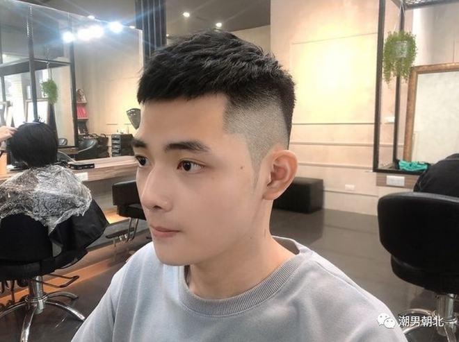 像这样一款飞机头发型,把两边铲光,中间的头发往上翘起,特别能够