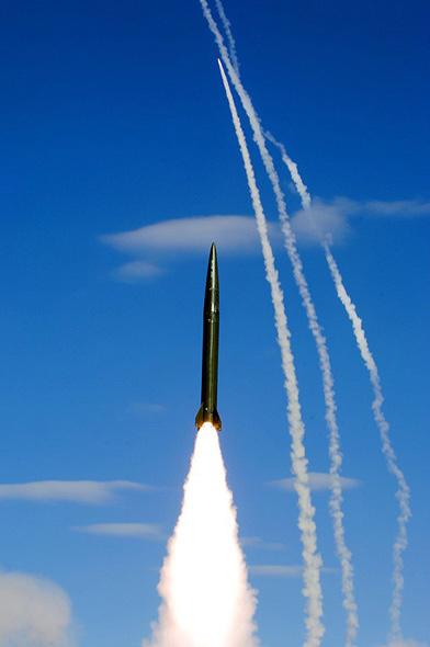 中国二炮部队装备的"东风"-3型弹道导弹发射