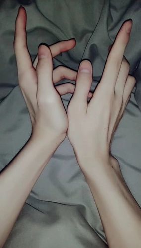 壁纸妈耶,这个手真的太好看了