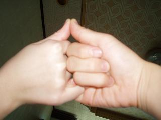 勾勾手指 盖个章 说好了 不分开