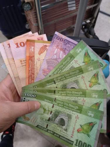 换卢比,与人民币兑换大概是1:25秒变富婆