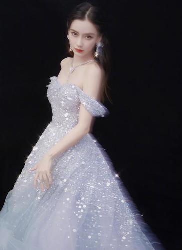 杨颖活动礼服造型大赏,银色抹胸裙仙气十足,黑色长摆裙霸道冷艳