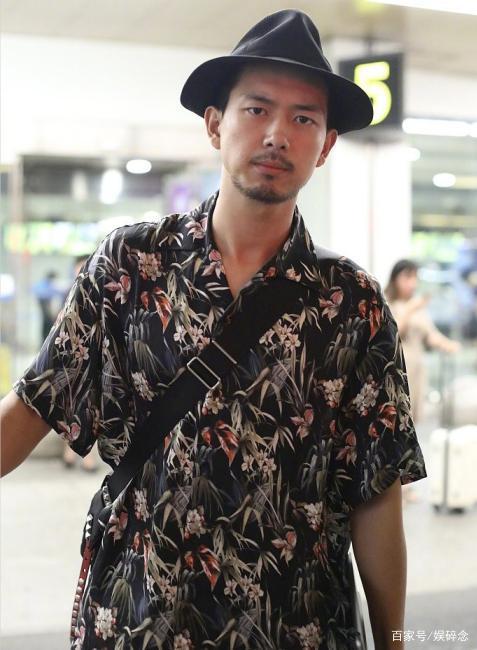 李现素颜留胡渣穿花衬衫现身机场,表情严肃没有"韩商言"的影子