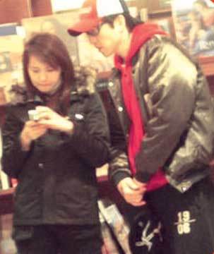 庾澄庆伊能静逛店玩自拍 宛如热恋小情侣[图]