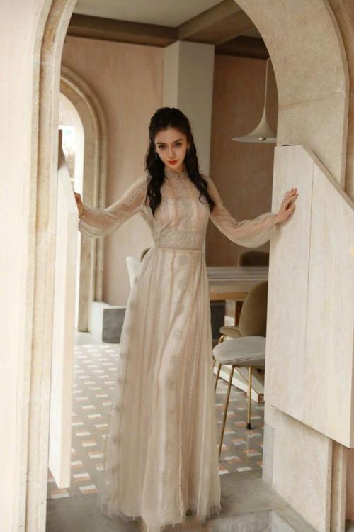 赵丽颖穿当季高定与angelababy同框互动显冷淡,博主:豪门姐妹情