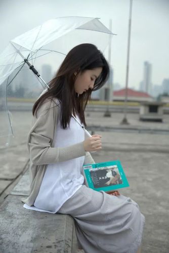 刘亦菲这组雨伞图也太美了吧 仙女本仙了