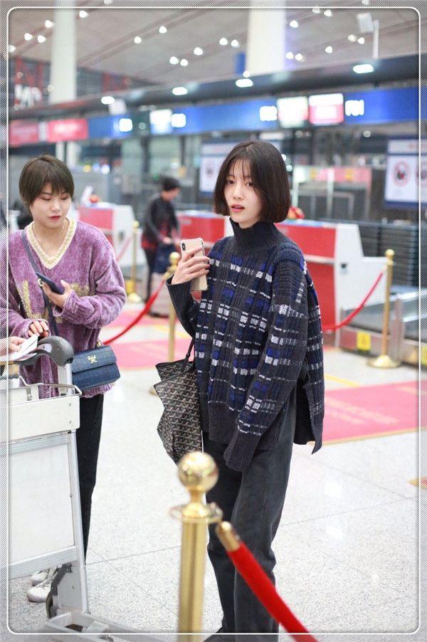 李溪芮品味有多差?一身奶奶装遭路人嫌弃眼,对得起杨幂的栽培吗