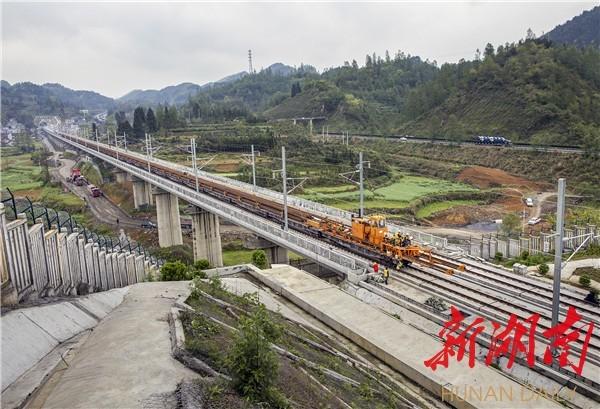张吉怀铁路凤凰段稳步推进桥面系施工任务顺利完成铺轨节点工期计划