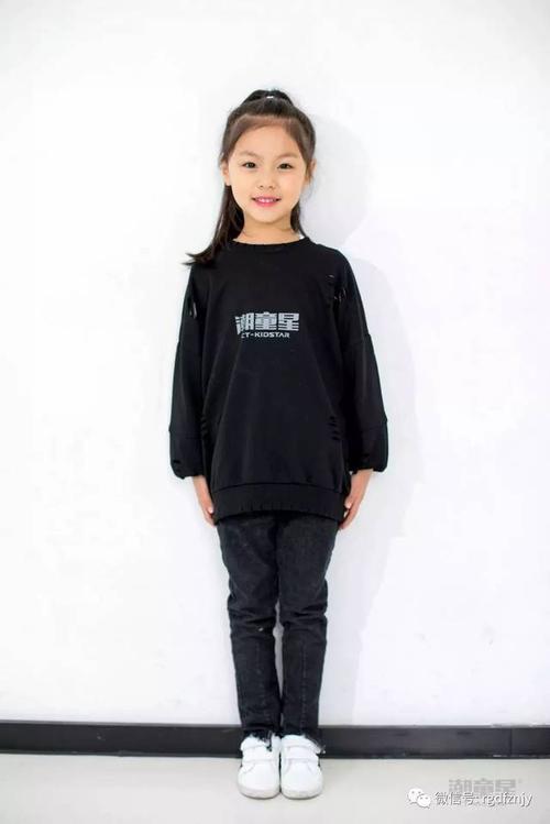 03 怎么纠正孩子的不良站姿呢 ①让孩子靠墙站立,站立时脚跟,小腿肚