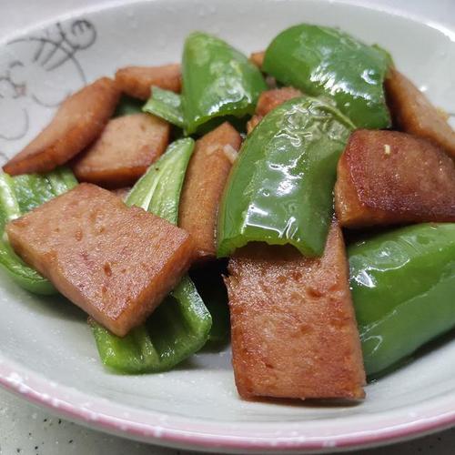 午餐肉炒青椒,十分钟搞定下饭家常菜