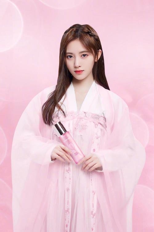  p>鞠婧祎(kiku),1994年6月18日出生于四川省遂宁市,中国内地影视女