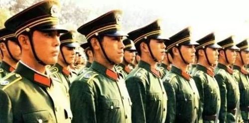 新中国成立35周年阅兵式上,穿着83式制服的武警